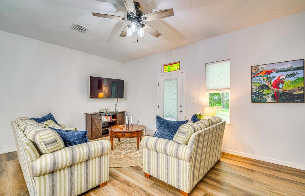 3 Mi to Silver Springs State Park Cozy Getaway!